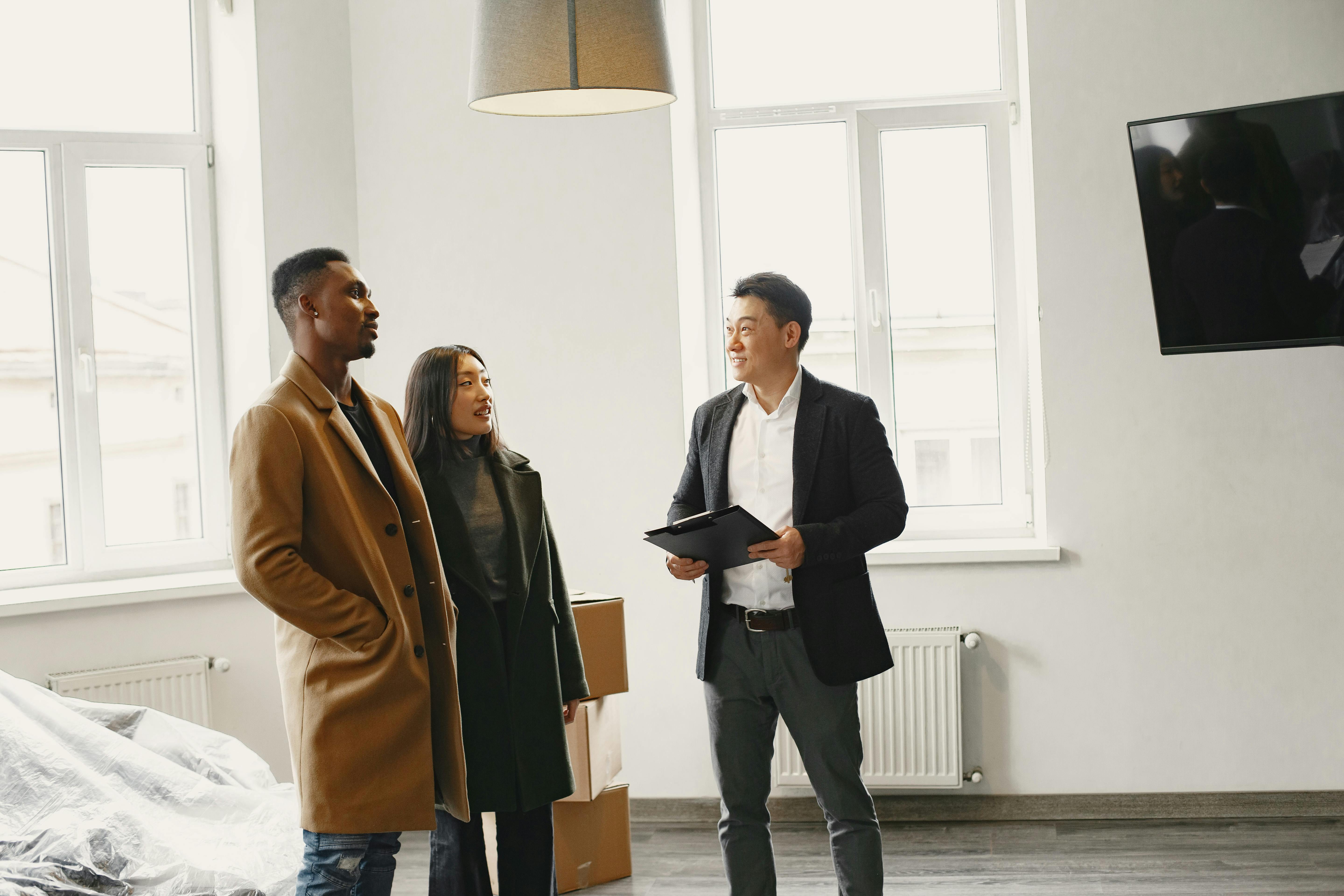 Courtier immobilier du Québec accompagné en coaching lors d'une visite de propriété